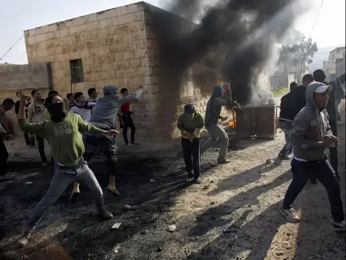 מהומות בין כוח מיוחד של צה"ל לפלשתינים בכפר טמון, ינואר 2013 (AP) מהומות בין כוח מיוחד של צה"ל לפלשתינים בכפר טמון, ינואר 2013 (AP)