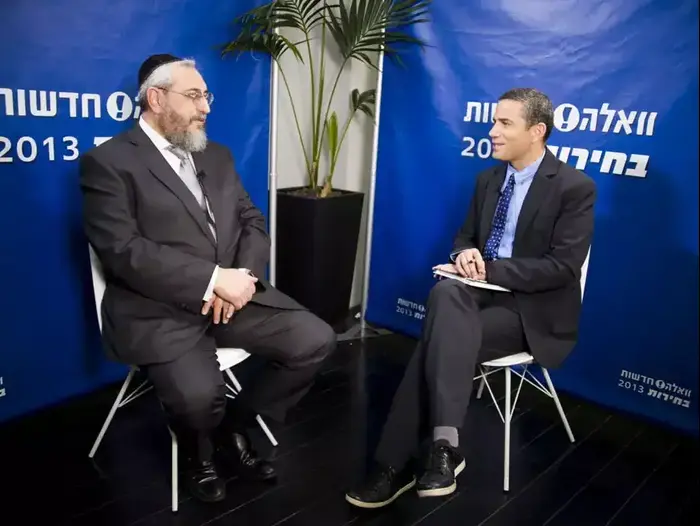 ינון מגל מראיין את הרב חיים אמסלם ממפלגת עם שלם, ינואר 2013 (ניב אהרונסון) ינון מגל מראיין את הרב חיים אמסלם ממפלגת עם שלם, ינואר 2013 (ניב אהרונסון)