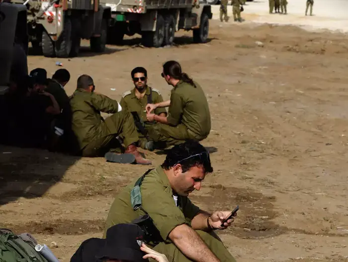 חייל משתמש בטלפון סלולרי בשטח התכנסות מחוץ לרצועת עזה, בתום מבצע עמוד ענן, נובמבר 2012 (AP) חייל משתמש בטלפון סלולרי בשטח התכנסות מחוץ לרצועת עזה, בתום מבצע עמוד ענן, נובמבר 2012 (AP)