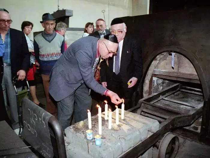 מדליקים נר לזכר קהילת יהודי צ'כיה, יום השואה 1998 (AP) מדליקים נר לזכר קהילת יהודי צ'כיה, יום השואה 1998 (AP)