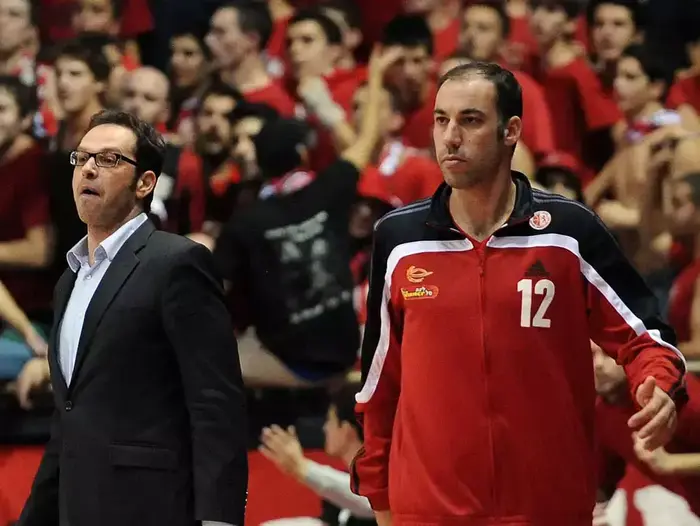 מאיר טפירו שחקן הפועל ירושלים (ימין) עם המאמן שרון דרוקר (ברני ארדוב) מאיר טפירו שחקן הפועל ירושלים (ימין) עם המאמן שרון דרוקר (ברני ארדוב)