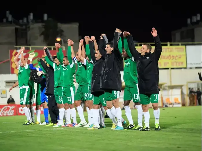 שחקני מכבי חיפה חוגגים (מגד גוזני) שחקני מכבי חיפה חוגגים (מגד גוזני)