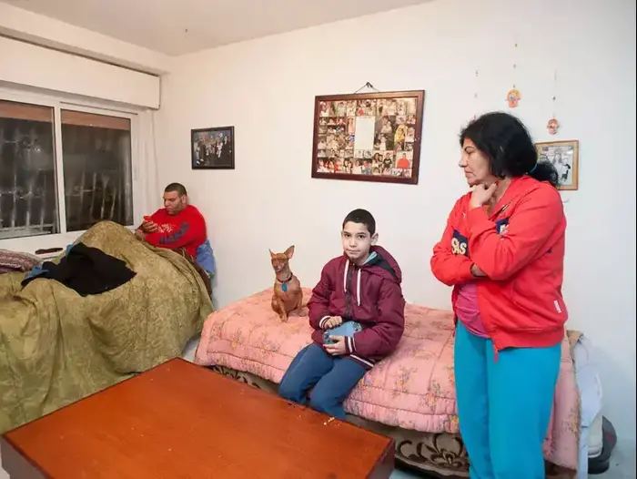 דוריס, אם חד הורית שגרה עם שלושת ילדיה בדירה ללא חימום בירושלים, ינואר 2013 (עומר מירון) דוריס, אם חד הורית שגרה עם שלושת ילדיה בדירה ללא חימום בירושלים, ינואר 2013 (עומר מירון)