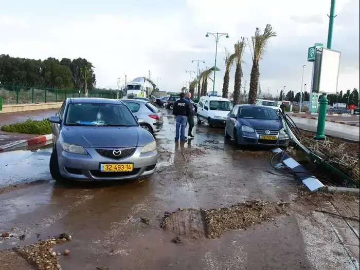 רחוב צה"ל בחדרה הבוקר, ינואר 2013 (שלומי גבאי) רחוב צה"ל בחדרה הבוקר, ינואר 2013 (שלומי גבאי)