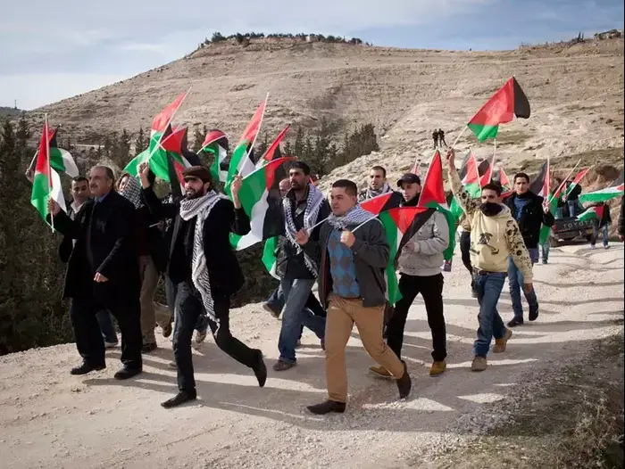 פעילים פלסטינים צועדים למאחז הפלסטיני דרך ההרים (טלי מאייר ) פעילים פלסטינים צועדים למאחז הפלסטיני דרך ההרים (טלי מאייר )