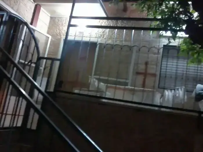 צלבים רוססו על דלתות הכניסה של בתי חרדים בשכונת נחלאות בירושלים, ינואר 2013 (חדשות 24) צלבים רוססו על דלתות הכניסה של בתי חרדים בשכונת נחלאות בירושלים, ינואר 2013 (חדשות 24)