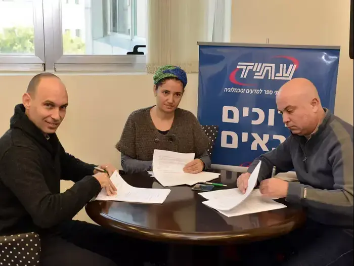 מנכ"ל רשת חינוך עתיד עמיעד גורביץ, (משמאל), וחברי הנהגת כח לעובדים - עינת אברהמי ועמי וטורי, ינואר 2013 (יח"צ)