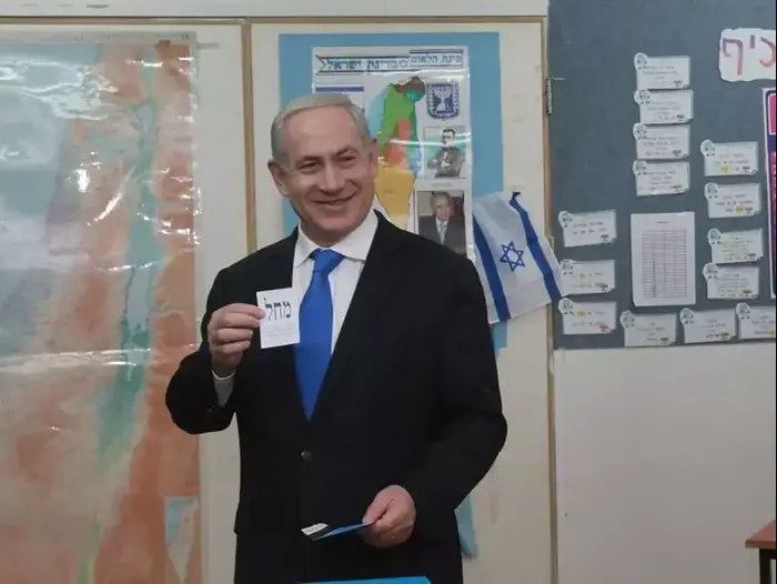 ראש הממשלה בנימין נתניהו מצביע לכנסת ה-19, ינואר 2013 (יח"צ , יוסי זמיר, מטה ההסברה של "הליכוד")