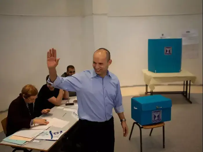 נפתלי בנט ורעייתו בקלפי, ינואר 2013 (דרור עינב)