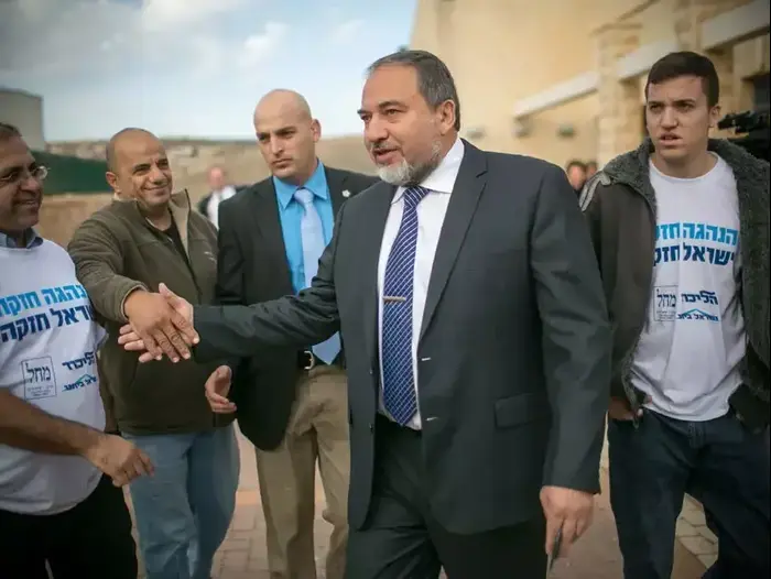 אביגדור ליברמן בקלפי ביישוב נוקדים, ינואר 2013 (דרור עינב)
