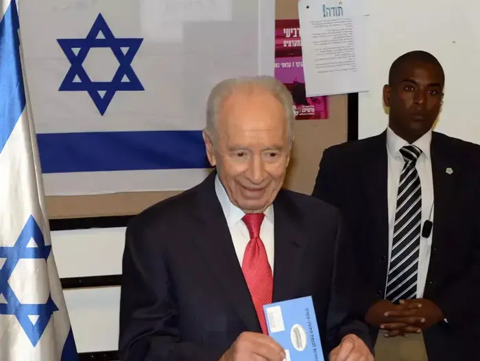 שמעון פרס בקלפי, ינואר 2013 (לשכת העיתונות הממשלתית , משה מילנר)
