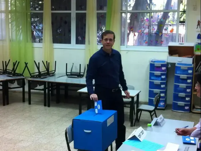 מספר 2 בעבודה יצחק הרצוג מצביע בקלפי בתל אביב, ינואר 2013 (צילום מסך , עמוד הפייסבוק של יצחק (בוז'י) הרצוג)