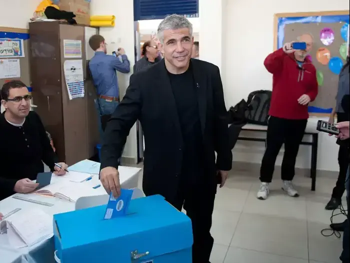 יאיר לפיד בקלפי ברמת אביב, ינואר 2013 (בן קלמר)