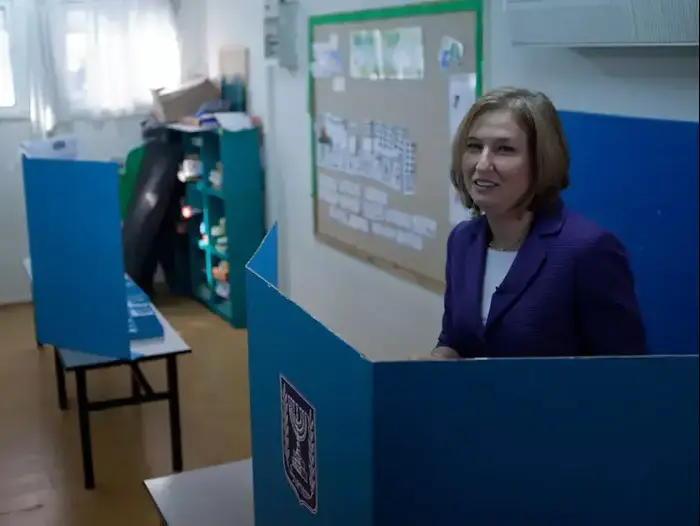 ציפי לבני בקלפי בתל אביב, ינואר 2013 (דרור עינב)