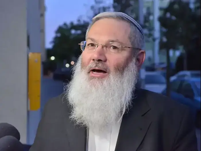 הרב אלי בן דהן מגיע לישיבת סיעת הבית היהודי, לראשונה לאחר תוצאות הבחירות, ינואר 2013 (נמרוד סונדרס)