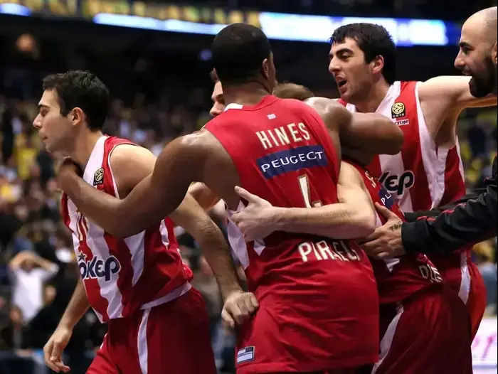 שחקני אולימפיאקוס חוגגים (GettyImages) שחקני אולימפיאקוס חוגגים (GettyImages)