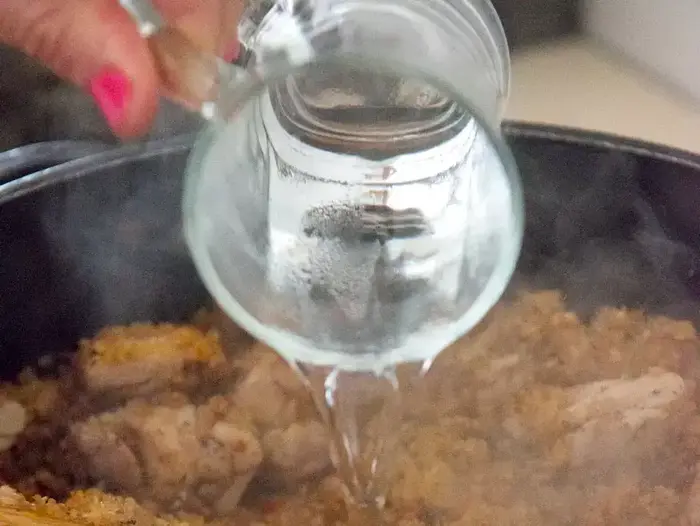 מוסיפים מים לתבשיל (נמרוד סונדרס) מוסיפים מים לתבשיל (נמרוד סונדרס)