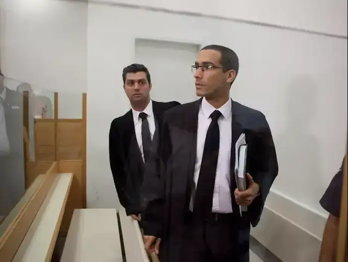 עו"ד שחר חצרוני בכתב אישום לאופנובנק 2 גבי קורסונסקי בית המשפט לוד, ינואר 2013 (דרור עינב) עו"ד שחר חצרוני בכתב אישום לאופנובנק 2 גבי קורסונסקי בית המשפט לוד, ינואר 2013 (דרור עינב)