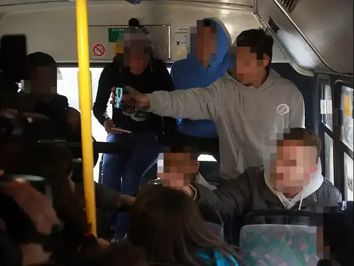 תקיפה גזענית של תלמידי בית ספר יסודי ערבי-יהודי בקו 22 של אגד בירושלים, ינואר 2012 (מערכת וואלה! NEWS , יוסי זמיר) תקיפה גזענית של תלמידי בית ספר יסודי ערבי-יהודי בקו 22 של אגד בירושלים, ינואר 2012 (מערכת וואלה! NEWS , יוסי זמיר)