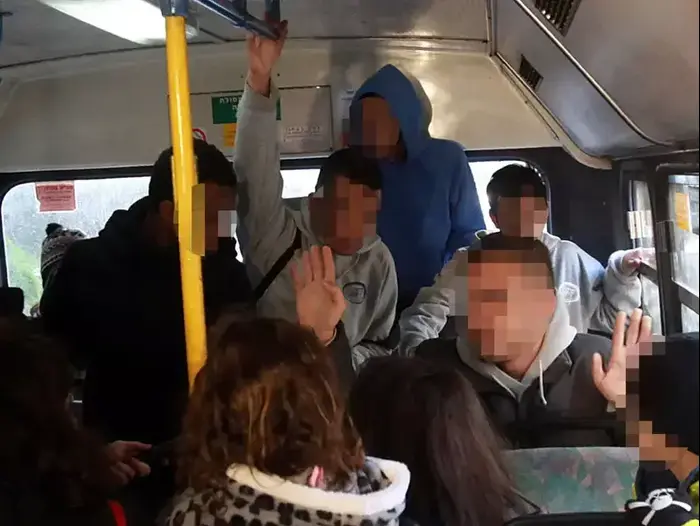 תקיפה גזענית של תלמידי בית ספר יסודי ערבי-יהודי בקו 22 של אגד בירושלים, ינואר 2012 (מערכת וואלה! NEWS , יוסי זמיר) תקיפה גזענית של תלמידי בית ספר יסודי ערבי-יהודי בקו 22 של אגד בירושלים, ינואר 2012 (מערכת וואלה! NEWS , יוסי זמיר)