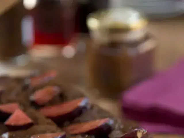 עוגת שוקולד שזיף של טאטי (נמרוד סונדרס) עוגת שוקולד שזיף של טאטי (נמרוד סונדרס)