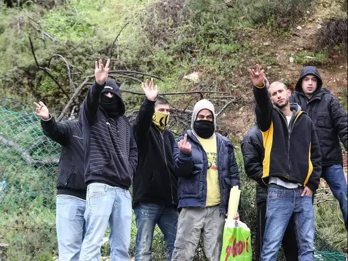 אוהדי בית"ר ירושלים באימון בנוכחות זאור סדאייב, ג'יבראיל קאדייב (מערכת וואלה! NEWS , נועם מוסקוביץ') אוהדי בית"ר ירושלים באימון בנוכחות זאור סדאייב, ג'יבראיל קאדייב (מערכת וואלה! NEWS , נועם מוסקוביץ')
