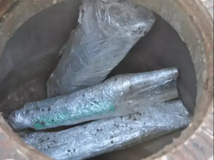 מצבור גדול של אמצעי לחימה שונים התגלה ביום ראשון בתעלות ביוב בבית ספר בכפר אבו סנאן, פברואר 2013 (חטיבת דובר המשטרה) מצבור גדול של אמצעי לחימה שונים התגלה ביום ראשון בתעלות ביוב בבית ספר בכפר אבו סנאן, פברואר 2013 (חטיבת דובר המשטרה)