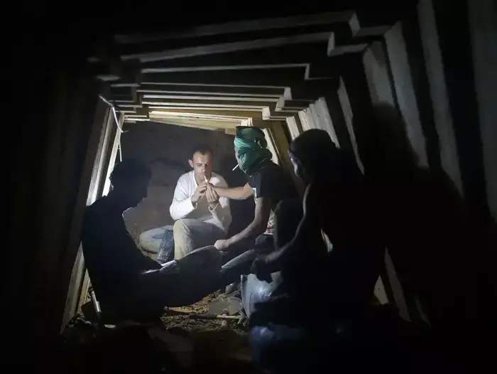 שיפוץ מנהרות ההברחה בין רצועת עזה למצרים אחרי מבצע "עמוד ענן", נובמבר 2012 (רויטרס) שיפוץ מנהרות ההברחה בין רצועת עזה למצרים אחרי מבצע "עמוד ענן", נובמבר 2012 (רויטרס)