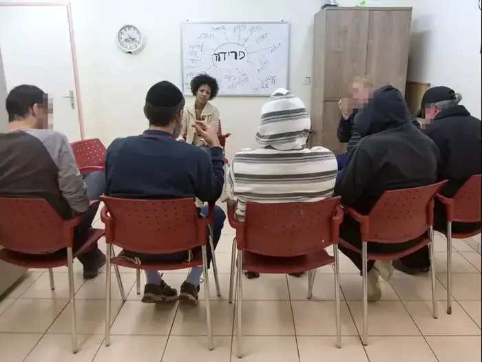 קבוצת תמיכה לגברים אלימים בהוסטל העומד בסכנת סגירה, פברואר 2013 (ערן גילווארג) קבוצת תמיכה לגברים אלימים בהוסטל העומד בסכנת סגירה, פברואר 2013 (ערן גילווארג)