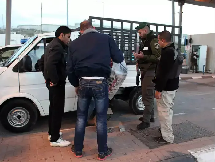 התרעות לפיגוע בירושלים - בדיקות במחסום חיזמה., פברואר 2013 (יואב דודקביץ') התרעות לפיגוע בירושלים - בדיקות במחסום חיזמה., פברואר 2013 (יואב דודקביץ')