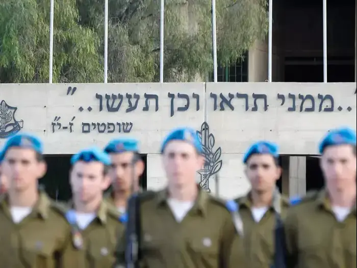 הרמטכ"ל בני גנץ טקס סיום קורס קצינים בבה"ד 1, פברואר 2013 (עומר מירון) הרמטכ"ל בני גנץ טקס סיום קורס קצינים בבה"ד 1, פברואר 2013 (עומר מירון)