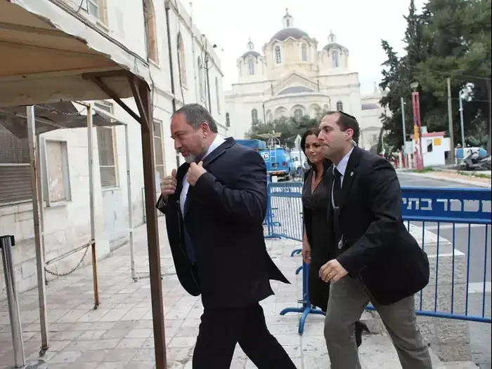 פתיחת משפטו של השר לשעבר אביגדור ליברמן בבית משפט השלום, פברואר 2013 (יואב דודקביץ') פתיחת משפטו של השר לשעבר אביגדור ליברמן בבית משפט השלום, פברואר 2013 (יואב דודקביץ')