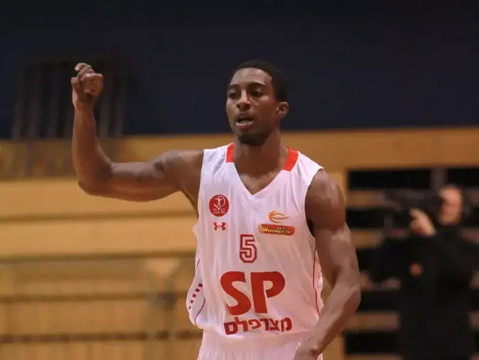 שחקן הפועל תל אביב דמונטז סטיט (קובי אליהו) שחקן הפועל תל אביב דמונטז סטיט (קובי אליהו)