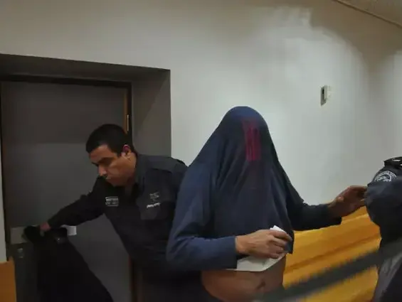 החשוד בשפיכת חומצה על פניה של בת 16, מובא להארכת מעצר בבית המשפט בנצרת, פברואר 2013 (פאנט)