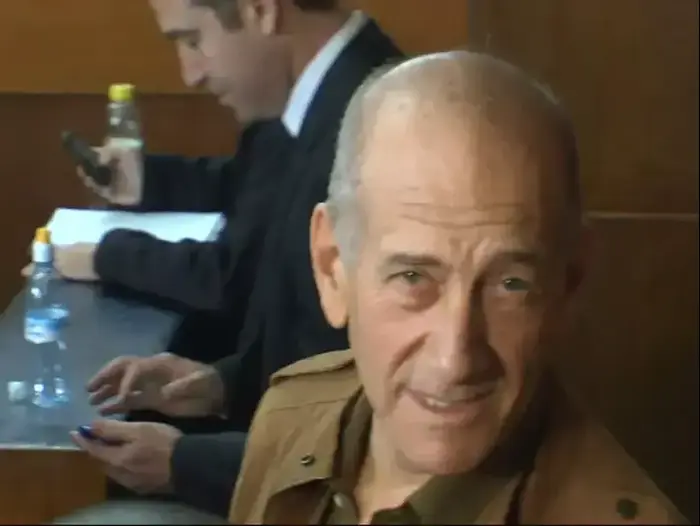 צוות ההגנה של אולמרט: "הוא לא בין משוחדי הולילנד" (צילום מסך) צוות ההגנה של אולמרט: "הוא לא בין משוחדי הולילנד" (צילום מסך)