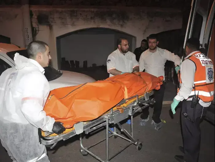 פינוי גופת אישה שנרצחה לפי החשד בידי בנה המאומץ, טבריה, 24 פברואר 2012 (יגאל לוי) פינוי גופת אישה שנרצחה לפי החשד בידי בנה המאומץ, טבריה, 24 פברואר 2012 (יגאל לוי)