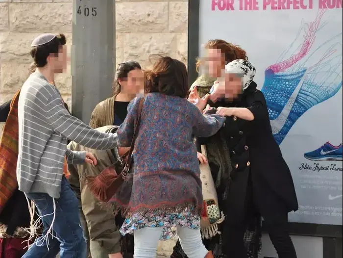 קטטה בין נשים יהודיות לאישה ערביה ברכבת הקלה בירושלים, פברואר 2013 (צילום מסך , מתוך פייסבוק דורית יורדן-דותן) קטטה בין נשים יהודיות לאישה ערביה ברכבת הקלה בירושלים, פברואר 2013 (צילום מסך , מתוך פייסבוק דורית יורדן-דותן)