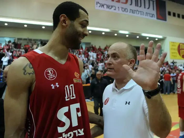 מאמן הפועל תל אביב ארז אדלשטיין יחד עם בריאן רנדל (ברני ארדוב) מאמן הפועל תל אביב ארז אדלשטיין יחד עם בריאן רנדל (ברני ארדוב)