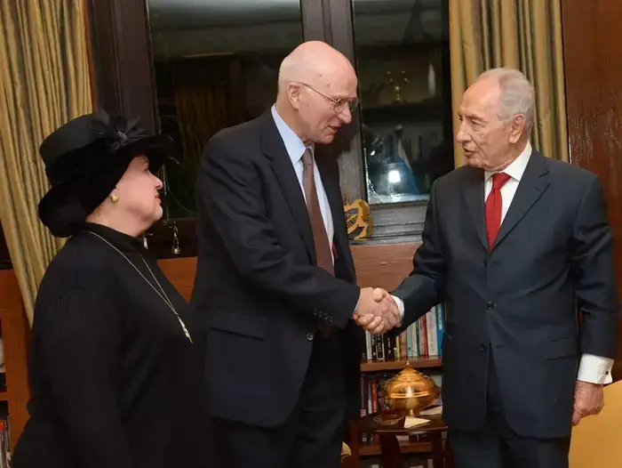 נשיא המדינה שמעון פרס בפגישתו עם מזכיר שר ההגנה לשעבר, מר לורנס קורב ואסתר פולארד, רעייתו של ג'ונתן פולארד, מרץ 2013 (יח"צ , מארק ניימן, לע"מ) נשיא המדינה שמעון פרס בפגישתו עם מזכיר שר ההגנה לשעבר, מר לורנס קורב ואסתר פולארד, רעייתו של ג'ונתן פולארד, מרץ 2013 (יח"צ , מארק ניימן, לע"מ)