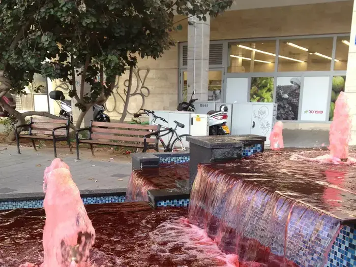 פעילים הניחו ראש של פרה במזרקה ברחוב אבן גבירול בתל אביב וצבעו את המים באדום (מערכת וואלה! NEWS , אמנון הררי) פעילים הניחו ראש של פרה במזרקה ברחוב אבן גבירול בתל אביב וצבעו את המים באדום (מערכת וואלה! NEWS , אמנון הררי)