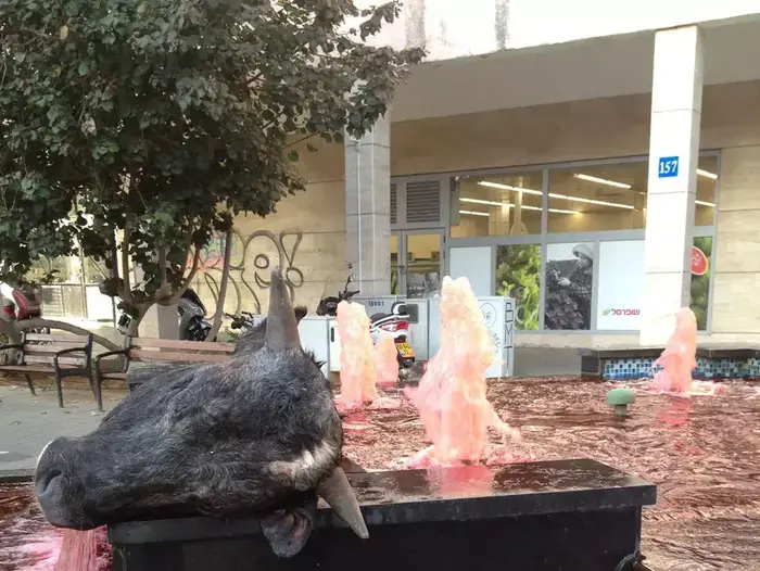 פעילים הניחו ראש של פרה במזרקה ברחוב אבן גבירול בתל אביב וצבעו את המים באדום (מערכת וואלה! NEWS , אמנון הררי) פעילים הניחו ראש של פרה במזרקה ברחוב אבן גבירול בתל אביב וצבעו את המים באדום (מערכת וואלה! NEWS , אמנון הררי)