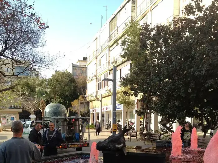 פעילים הניחו ראש של פרה במזרקה ברחוב אבן גבירול בתל אביב וצבעו את המים באדום (מערכת וואלה! , אמנון הררי)