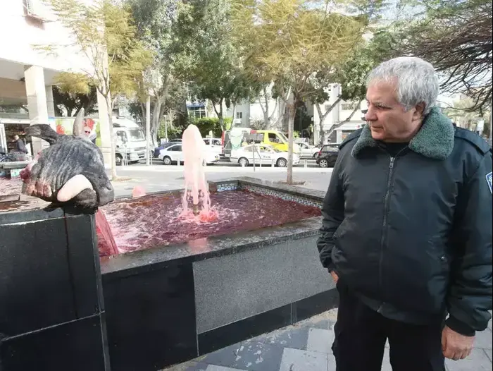 ראש בקר במזרקה באבן גבירול, מרץ 2013 (יותם רונן) ראש בקר במזרקה באבן גבירול, מרץ 2013 (יותם רונן)