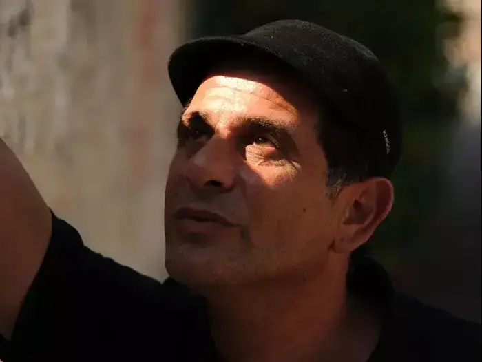 אהרון גיא סבג מבצע את השיר ילדה קטנה של שמוליק קראוס (פלורנטין , ערן לבנון) אהרון גיא סבג מבצע את השיר ילדה קטנה של שמוליק קראוס (פלורנטין , ערן לבנון)