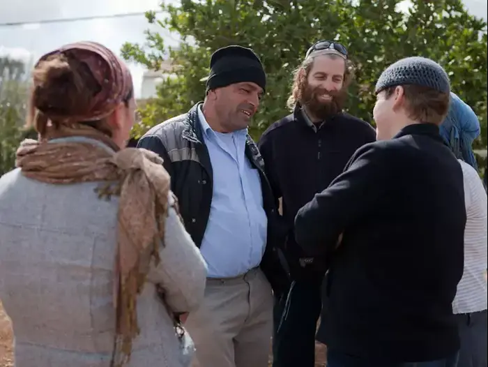פלסטינים ומתנחלים בהלוייתו של הרב מנחם פרומן בתקוע, מרץ 2013 (דרור עינב)