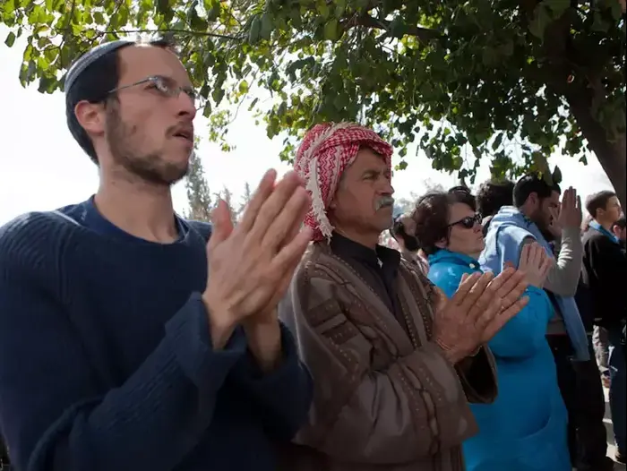 פלסטינים ומתנחלים בהלוייתו של הרב מנחם פרומן בתקוע, מרץ 2013 (דרור עינב)
