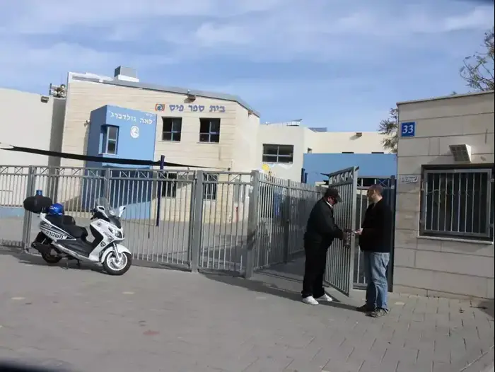 נשק נחטף ממאבטח בבית הספר לאה גולדברג בנתניה, מרץ 2013 (שלומי גבאי) נשק נחטף ממאבטח בבית הספר לאה גולדברג בנתניה, מרץ 2013 (שלומי גבאי)
