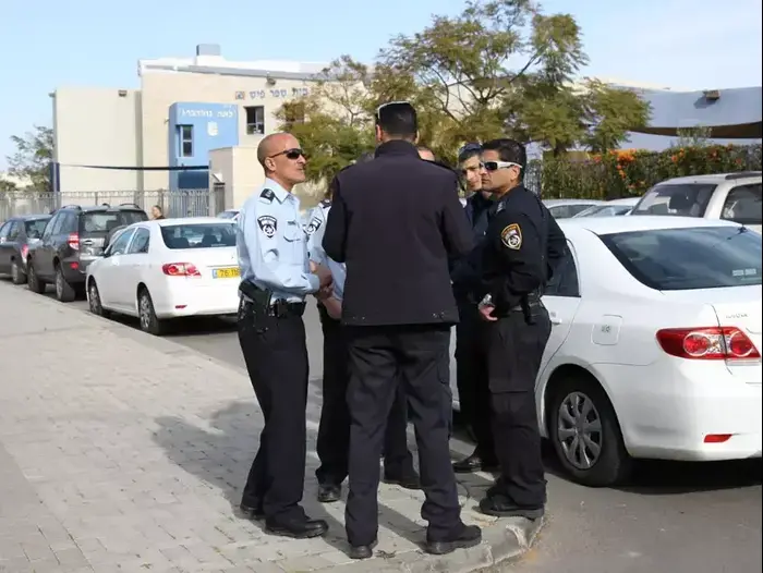 נשק נחטף ממאבטח בבית הספר לאה גולדברג בנתניה, מרץ 2013 (שלומי גבאי) נשק נחטף ממאבטח בבית הספר לאה גולדברג בנתניה, מרץ 2013 (שלומי גבאי)
