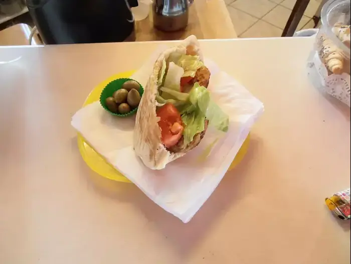 חצי פיתה מילשטוק עם קציצות (קובי רובין) חצי פיתה מילשטוק עם קציצות (קובי רובין)