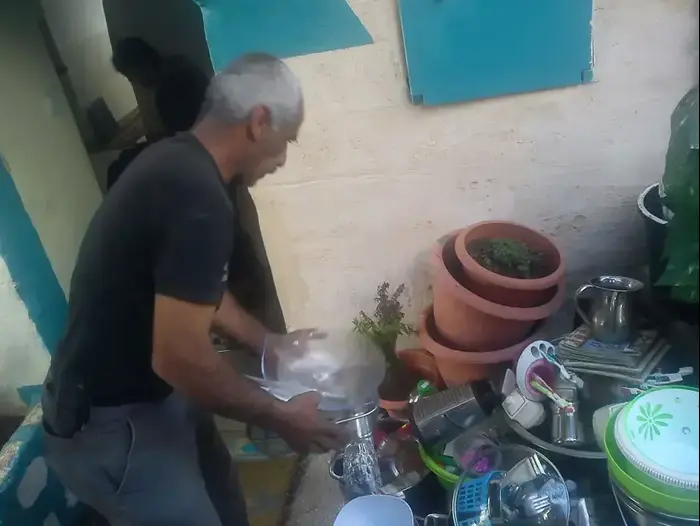 משפחת שבבו שפונתה מביתה בצפת, מרץ 2013 (יח"צ) משפחת שבבו שפונתה מביתה בצפת, מרץ 2013 (יח"צ)